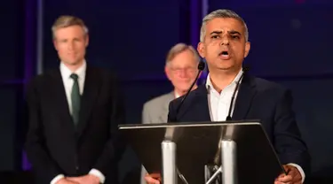 Walikota London terpilih Sadiq Khan saat memberikan pidato usai kemenangan pemilu oleh dirinya di Balai Kota London, Inggris, (7/5). Kandidat dari kubu Buruh ini mengalahkan rival terdekatnya dari kubu Konservatif, Zac Goldsmith. (Leon Neal/AFP)