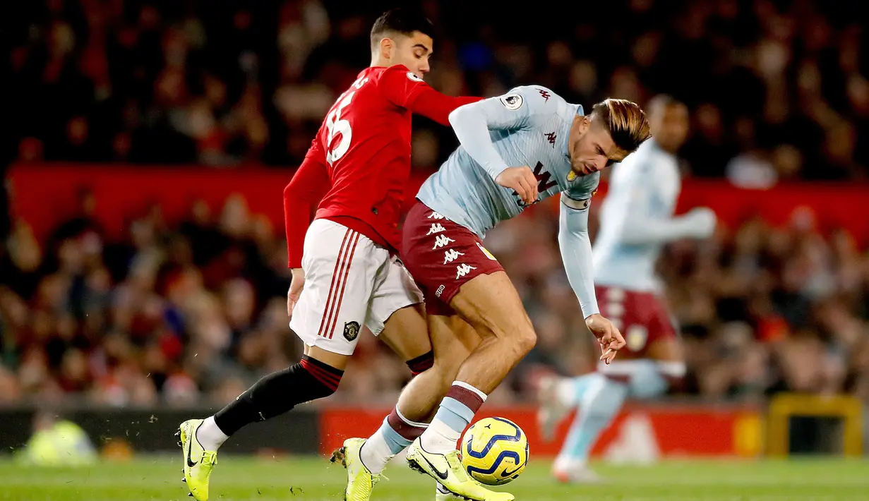 Pemain Manchester United Andreas Pereira (kiri) berebut bola dengan pemain Aston Villa Jack Grealish saat bertanding pada pertandingan Liga Inggris di Old Trafford, Manchester, Inggris, Minggu (1/12/2019).  Skor berakhir 2-2. (Martin Rickett/PA via AP)
