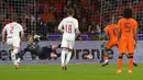Pemain Belanda Memphis Depay (kedua kanan) mencetak gol dengan penalti melewati kiper Denmark Kasper Schmeichel pada pertandingan persahabatan di Johan Cruyff ArenA, Amsterdam, Belanda, 26 Maret 2022. Belanda menang 4-2. (AP Photo/Peter Dejong)