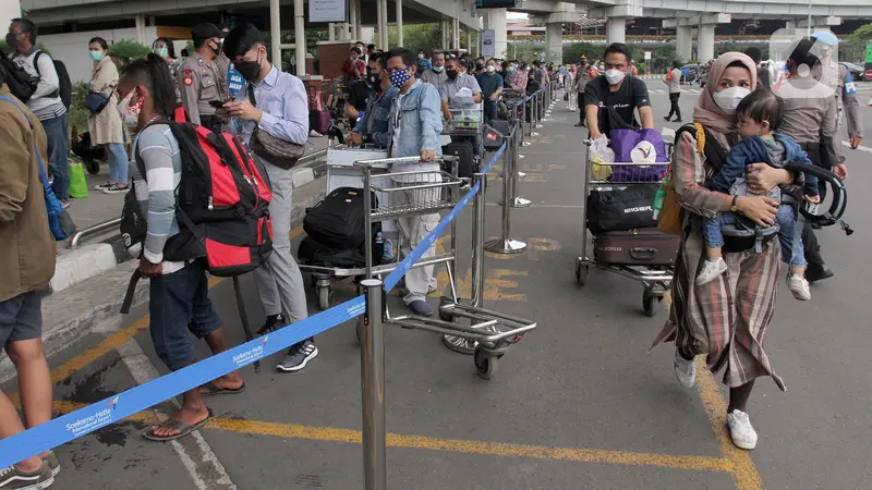 FOTO: Calon Penumpang Bandara Soetta Mengular Antre Rapid Test