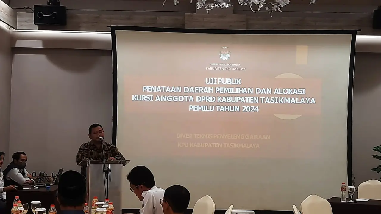 Ketua KPUD Tasikmalaya Zamzam Zamaludin saat membeirkan materi dalam uji publik perubahan alokasi kursi Dapil, Kamis (15/12/2022). (Liputan6.com/Jayadi Supriadin)`