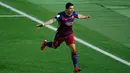 Pemain Barcelona, Luis Suarez berselebrasi usai mencetak gol kedua dalam pertandingan melawan River Plate di Stadion Internasional Yokohama, Jepang, Minggu (20/12). Barca menaklukan River Plate 3-0. (Reuters/Thomas PeterLivepic)
