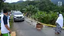 Kendaraan melintas dekat lokasi jalan longsor di Desa Bondawuna, Kabupaten Bone Bolango, Gorontalo, Selasa (30/4/2019). Hujan yang mengguyur wilayah Kabupaten Bone Bolango mengakibatkan empat desa di Kecamatan Suwawa Selatan, dan Bulango Timur Bone Bolango banjir. (Liputan6.com/Arfandi Ibrahim)