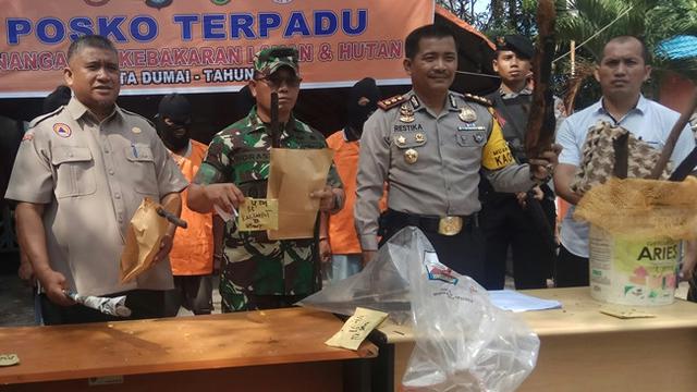 Kapolres Kota Dumai AKBP Restika Nainggolan (dua dari kanan) bersama Dandim Letkol Horas Sitinjak usai menangkap pembakar lahan