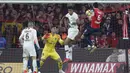 Pemain Lille, Jose Fonte, mencetak gol ke gawang  Paris Saint-Germain (PSG) pada laga Liga Prancis di  Stade Pierre Mauroy, Minggu (14/4). PSG takluk 1-5 dari Lille. (AP/Michel Spingler)