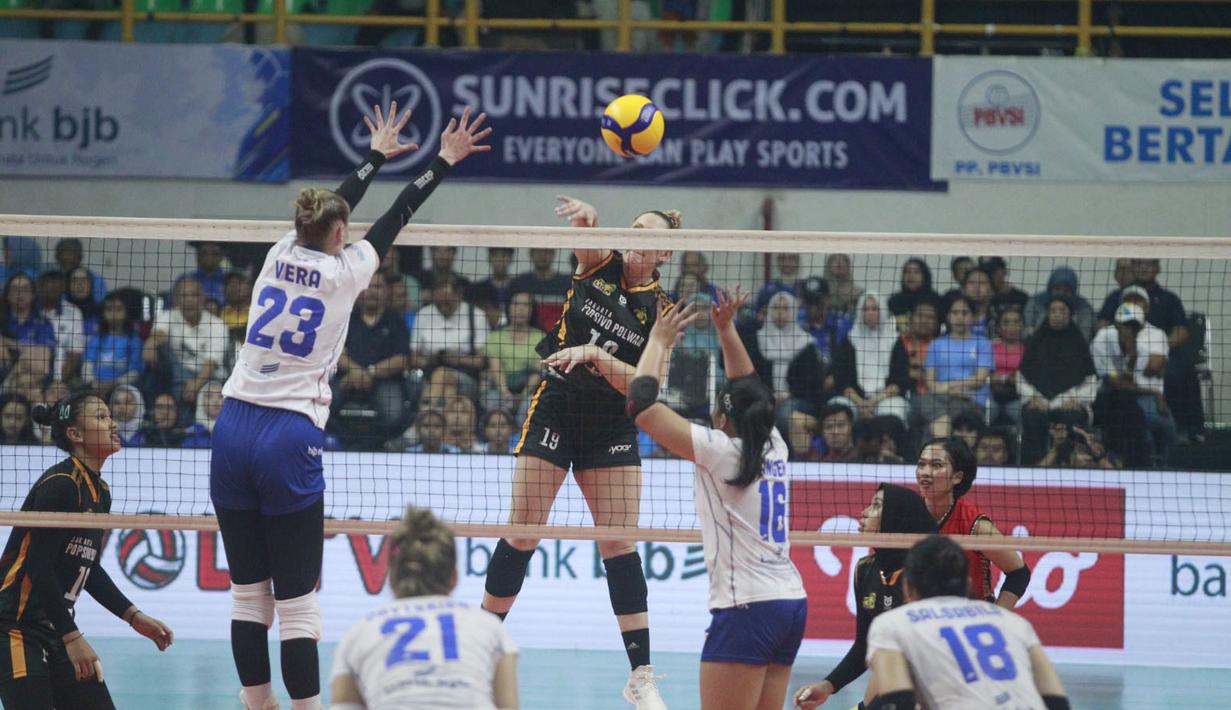 <p>Pemain Jakarta Popsivo Polwan, Madison Kingdon (tengah) melepaskan spike yang berusaha diblok pemain Bandung BJB Tandamata, Vera Kastsiuchyk pada laga seri kedua putaran kedua PLN Mobile Proliga 2024 di GOR Si Jalak Harupat, Kabupaten Bandung, Jumat (7/6/2024). Jakarta Popsivo Polwan kalah 2-3 (26-28, 24-26, 25-18, 25-12 dan 13-15). (Dok. PBVSI)</p>