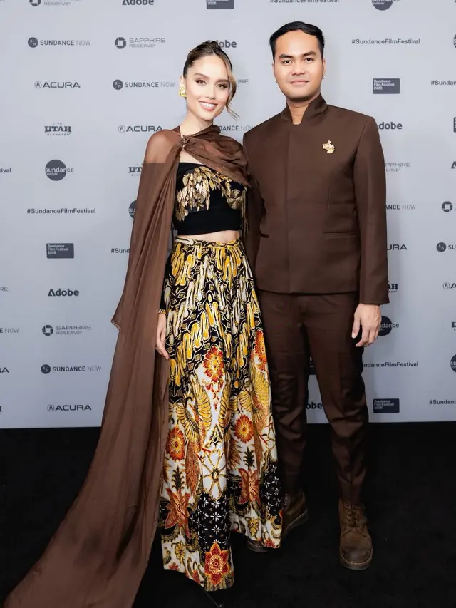 Cinta Laura di Sundance Film Festival dengan tampil pakai rok batik. [@armanfebryan]