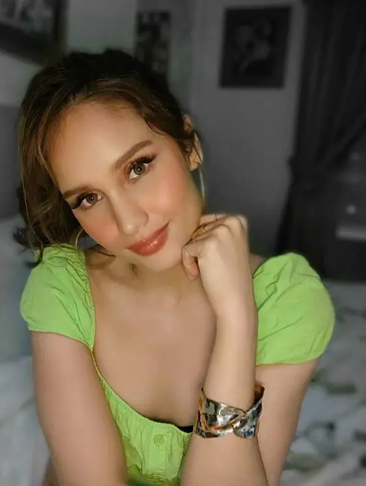 “Aku suka Big Bang? Karena aku merasa mereka benar-benar punya swag, apalagi G-Dragon. I think he got summer swag and he is super cool,” pungkas Cinta Laura. (Instagram/claurakiehl)