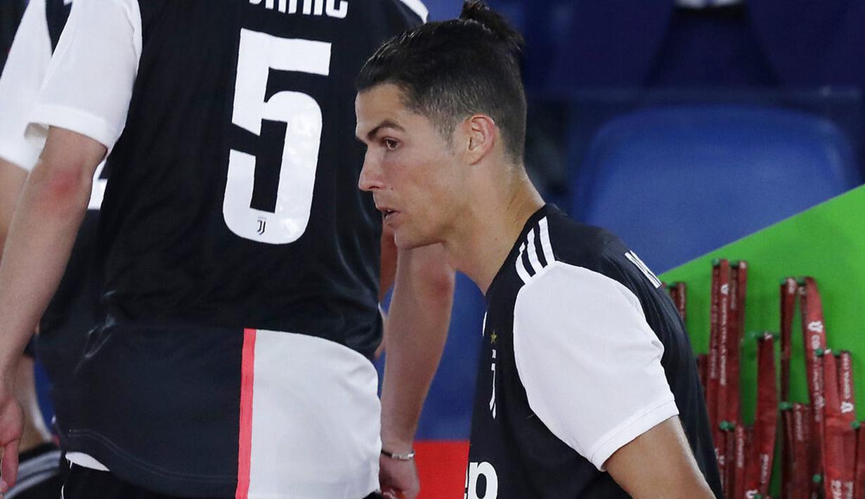 Striker Juventus, Cristiano Ronaldo, tampak kecewa usai ditaklukkan Napoli pada laga final Coppa Italia di Stadion Olympic, Roma, Rabu (17/6/2020). Cristiano kembali gagal membawa Juventus meraih juara usai kalah adu penalti dari Napoli. (AFP/Filippo Monteforte)