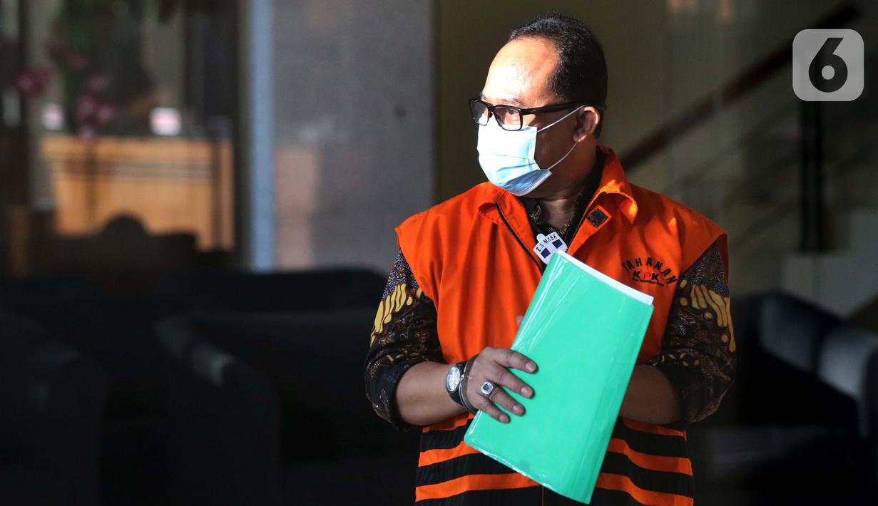 Tersangka dalam kasus dugaan korupsi pelaksanaan pekerjaan subkontraktor fiktif pada proyek-proyek yang dikerjakan PT Waskita Karya (Persero), Jarot Subana berjalan keluar dari gedung KPK usai menjalani pemeriksaan lanjutan, Jakarta, Rabu (30/9/2020). (Liputan6.comHelmi Fithriansyah)