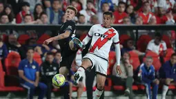 Atletico Madrid menang melawan sepuluh pemain Rayo Vallecano. (Photo by Pierre-Philippe MARCOU / AFP)