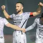 Pemain Bali United, Ilija Spasojevic (tengah) melakukan selebrasi usai mencetak gol ke gawang Borneo FC dalam laga pekan ke-5 BRI Liga 1 2021/2022 di Stadion Indomilk Arena, Tangerang, Selasa (28/09/2021). Kedua tim bermain imbang 1-1. (Bola.com/Bagaskara Lazuardi)