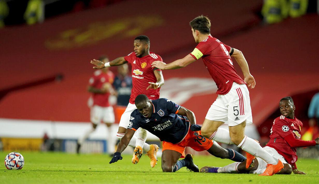 Para pemain Manchester United merayakan gol yang dicetak oleh Bruno Fernandes ke gawang Istanbul Basaksehir pada laga Liga Champions di Stadion Old Trafford, Rabu (25/11/2020). Setan Merah menang dengan skor 4-1. (AP/Dave Thompson)