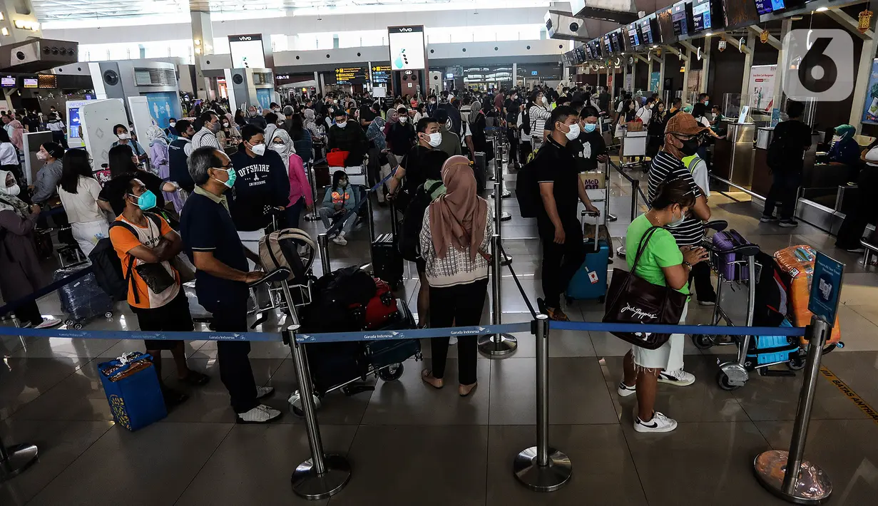 Berdasarkan data PT Angkasa Pura II, pada puncak arus mudik hari ini diprediksi akan ada 146 ribu penumpang yang terbang menggunakan pesawat melalui Bandara Soekarno Hatta. (Liputan6.com/Johan Tallo)
