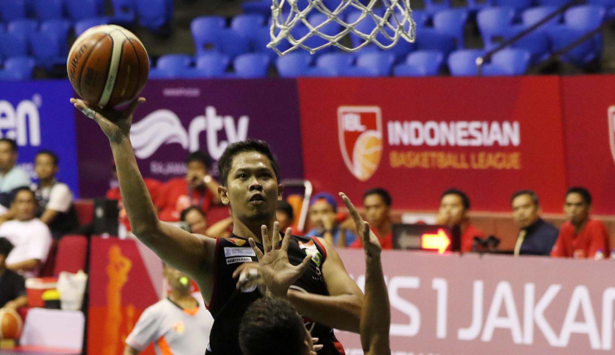 Pemain Hangtuah Sumsel, Andrie Ekayana melakukan shooting saat dihadang pemain Garuda Bandung pada lanjutan IBL Reguler Season 2015-2016 di Hall A Senayan, Jakarta, Selasa (12/1/2016). Garuda Bandung menang 67-62. (Bola.com/Nicklas Hanoatubun)