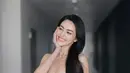 Davika Hoorne terlihat anggun dan feminin saat memakai gaun putih. Kecantikan Davika ini berhasil membuat para penggemarnya dari penjuru dunia termasuk Indonesia kian terpesona. Tak heran, foto Davika pakai outfit putih banjir like dan komentar. (Liputan6.com/IG/@davikah)