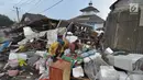 Warga mengumpulkan perkakas dari bangunan rumahnya yang rusak akibat terjangan tsunami di Kampung Sumur Pesisir, Pandeglang, Banten, Senin (24/12). Pascatsunami Selat Sunda, warga mulai kembali ke rumahnya masing-masing. (Merdeka.com/Arie Basuki)