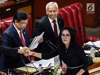 Ketua DPR Bambang Soesatyo (kiri) bersalaman dengan Ketua Pansus Pelindo II Rieke Dyah Pitaloka dalam Rapat Paripurna DPR, Jakarta, Kamis (25/7/2019). Pansus meminta Presiden Joko Widodo memecat Menteri BUMN Rini Soemarno dan Dirut Pelindo II Elvyn G Masassya. (Liputan6.com/JohanTallo)