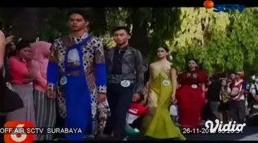 Lazimnya sebuah Fashion Show digelar di sebuah panggung megah di sebuah gedung yang mewah. Namun di Banyuwangi, kegiatan peragaan busana digelar di sebuah trotoar yang ada di tengah kota.