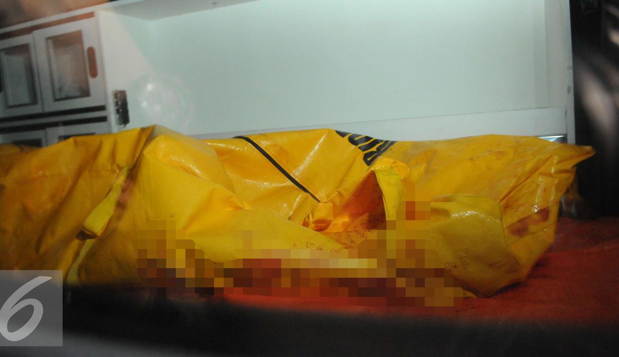 Jenazah salah satu terduga teroris di dalam mobil ambulans, Setu, Tangerang Selatan, Banten, Rabu (21/12). Jenazah terduga teroris Tangerang Selatan akan dibawa ke RS Polri, Kramatjati, Jakarta Timur.  (Liputan6.com/Helmi Afandi)