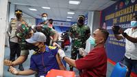 Pangdam Jaya/Jayakarta Mayjen TNI Untung Budiharto, meninjau program vaksinasi di PT. Mayora group, Kelurahan Bitung, Cikupa, Kabupaten Tangerang, Sabtu (26/02/2022) (Liputan6.com / Pramita Tristiawati)