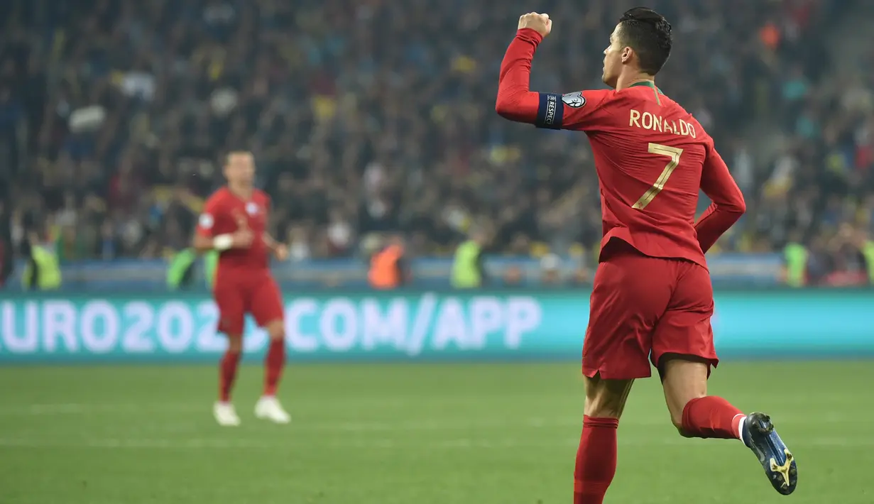 Penyerang Portugal, Cristiano Ronaldo berselebrasi usai mencetak gol dari titik penalti ke gawang Ukraina pada pertandingan Grup B Kualifikasi Piala Eropa 2020 di Stadion NSK Olympiyskiy (15/10/2019). Ukraina menang tipis atas Portugal 2-1. (AFP Photo/Genya Savilov)