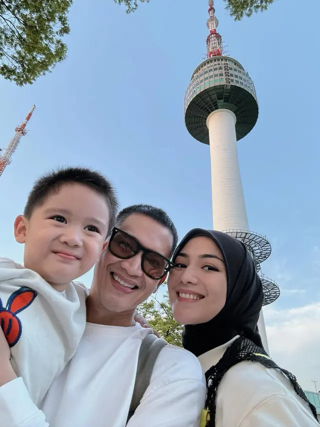 7 Potret Citra Kirana dan Rezky Adhitya Pakai Hanbok di Korea Selatan