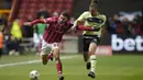 Gelandang Manchester City Kalvin Phillips berebut bola dengan penyerang Bristol City Nahki Wells pada putaran ke-5 Piala FA 2022/2023 di Ashton Gate Stadium, Rabu dini hari (1/3/2023). Man City memastikan kemenangan 3-0 untuk melaju ke perempat final Piala FA 2022-2023.  (AP Photo/Kirsty Wigglesworth)