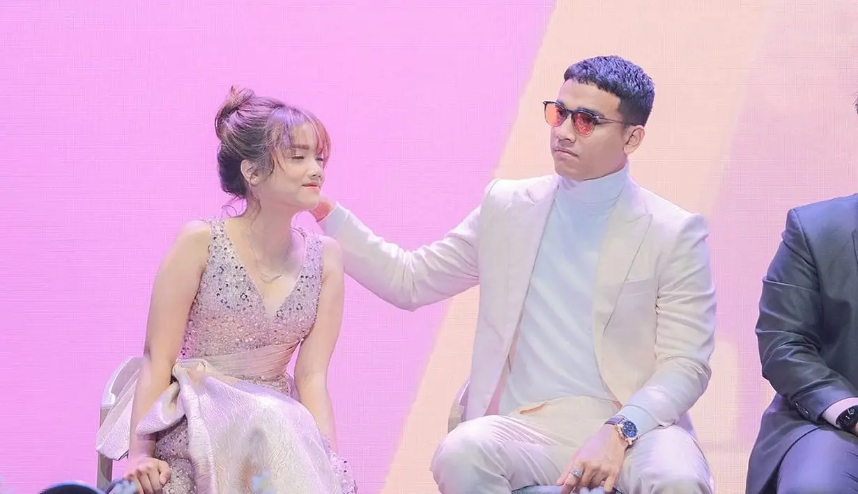 Terlihat Fuji mengenakan sebuah dress tanpa lengan dengan leher yang dalam. Dress ini dipenuhi payet bernuansa cokelat muda, yang disesuaikan dengan tampilan Fadly dalam set blazer dan celana berwarna cokelat netral. Fadly juga terlihat mengenakan turtleneck berwarna putih polos dan sunglasses.