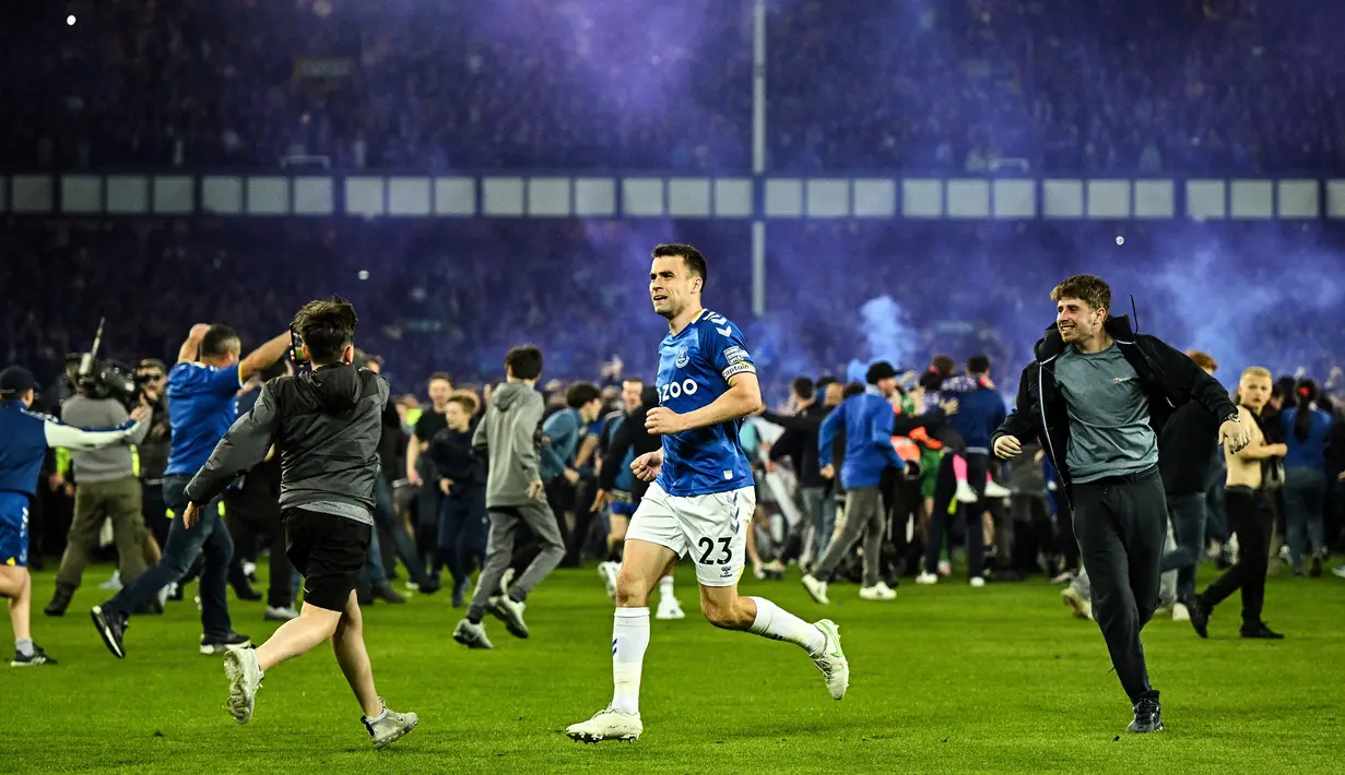 Bek Everton, Seamus Coleman, melakukan selebrasi dengan para suporter Everton yang merayakan akhir pertandingan Liga Inggris antara Everton dan Crystal Palace di Goodison Park di Liverpool, Inggris, 19 Mei 2022. Everton berhasil menang lewat come back dramatis 3-2 dan keluar dari zona degradasi Liga Inggris. (AFP/Oli Scarff)