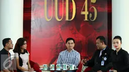 Zaskia Gotik berbincang saat menghadiri Talk Show Tv Parlemen di Lobi Nusantara IV Parlemen, Jakarta, Kamis (31/3). Zaskia berurusan dengan polisi lantaran menyebut lambang sila kelima Pancasila sebagai bebek nungging. (Liputan6.com/Johan Tallo)
