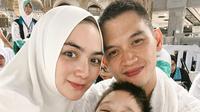 Citra Kirana dan Rezky Aditya Umrah Bareng Keene Atharrazaka Adhitya (Foto: Instagramthereal_rezkyadhitya)
