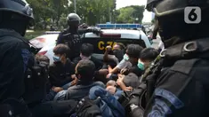 Polisi membawa pelajar yang terjaring razia saat berkumpul di sekitar Gedung DPR/MPR, Jalan Gatot Subroto, Jakarta, Rabu (7/10/2020). Puluhan pelajar diamankan sementara terkait informasi akan adanya demo dari media sosial. (merdeka.com/Imam Buhori)