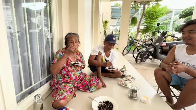 Rumah masa kecil ibu Dodit yang sederhana.