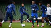 Penyerang Prancis, Kylian Mbappe (tengah) dan rekan satu timnya ambil bagian dalam sesi latihan tim di Stadion Aviva di Dublin, Irlandia pada 26 Maret 2023. (AFP/Franck Fife)