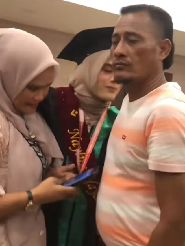 Ayah Menahan Tangis di Wisuda Putriny