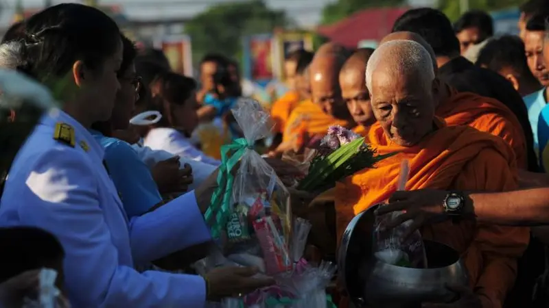 Para biksu menerima sumbangan dari rakyat Thailand (AFP Photo)