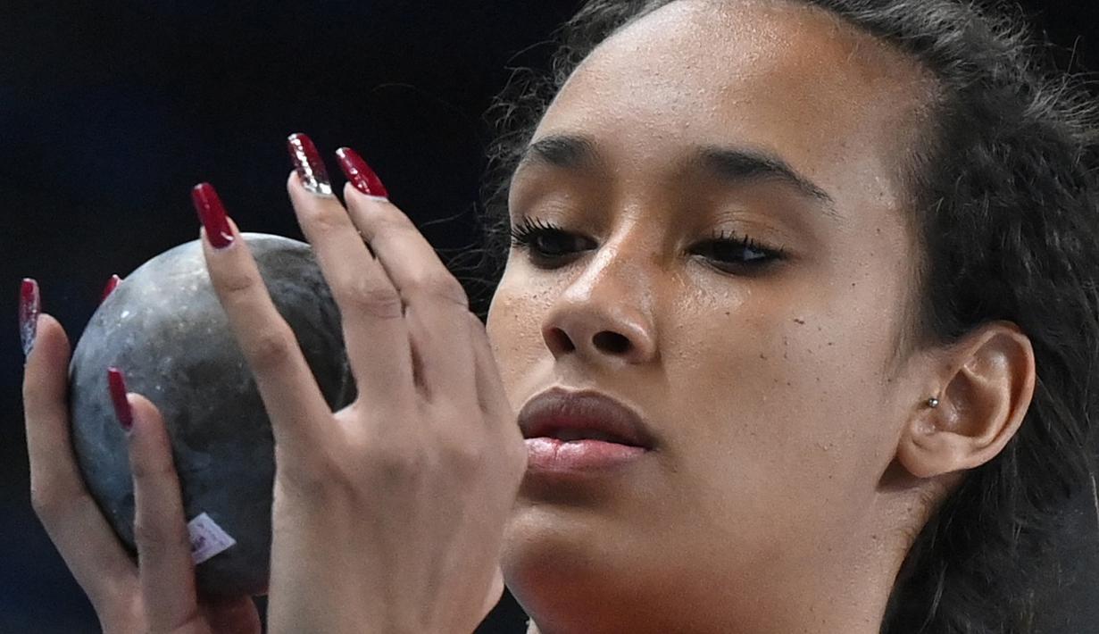 Maria Vicente dengan jari yang lentik dan cat kuku yang mempesona saat perlombaan tolak peluru putri dalam Kejuaraan Atletik Indoor Eropa 2021 di Torun. (Foto: AFP/Andrej Isakovic)