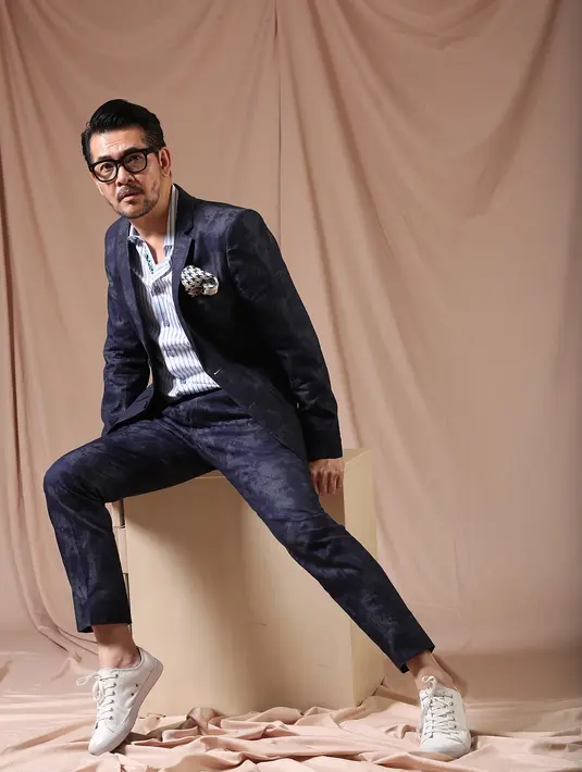 Biasanya Ferry Salim meadukan jas dengan celana jeans atau celana pendek. (Bambang E. Ros/Bintang.com)