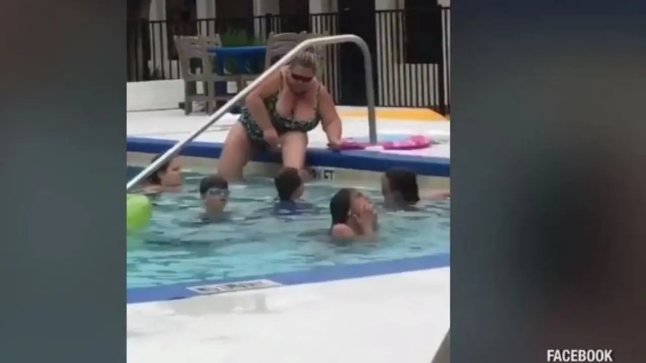 [Bintang] Konyol Banget! Ibu Ini Cukur Bulu Kaki di Kolam Renang Umum