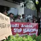 Pengunjuk rasa membawa poster untuk menyuarakan aspirasi di depan Kedutaan Besar Arab Saudi, Jakarta, Selasa (20/3). Aksi unjuk rasa dilakukan terkait hukuman mati terhadap TKI asal Madura, Zaini Misrin. (Merdeka.com/Iqbal S. Nugroho)