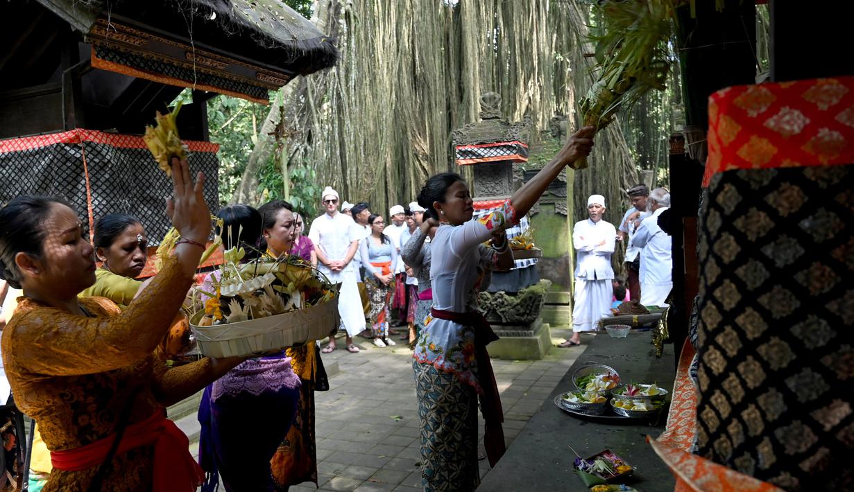FOTO: Turis Ceko Jalani Penyucian Pura Bali Usai Cebok ...