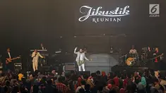 Grup band Jikustik menghibur penggemarnya saat menggelar ‘Konser Jikustik Reunian’ di Balai Sarbini, Jakarta, Jumat (19/7/2019) malam. Grup band asal Yogyakarta ini membawakan lagu-lagu hit yang mengantarkan mereka ke jalur popularitas. (Fimela.com/Bambang E. Ros)