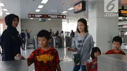 Warga mengetap kartu saat akan mengikuti uji coba kereta ringan atau light rail transit (LRT), Jakarta, Selasa (11/6/2019). Uji coba ini hanya akan melayani Stasiun Boulevard Utara, Stasiun Boulevard Selatan, Stasiun Pulo Mas, Stasiun Equestrian, dan Stasiun Velodrome. (merdeka.com/Imam Buhori)