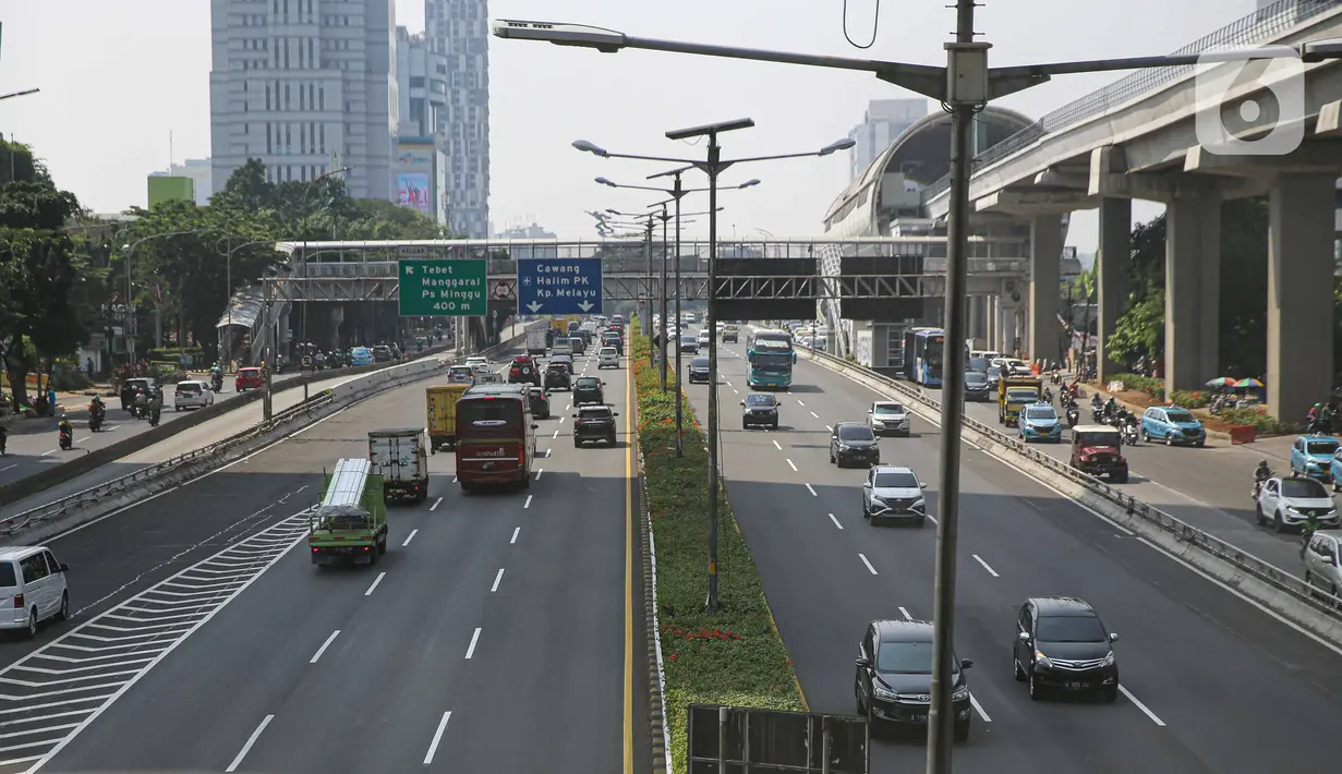Sejumlah kendaraan melintas di Tol Dalam Kota, Jakarta, Kamis (29/7/2021). Jasa Marga menyebut volume lalu lintas kendaraan di tol turun sebesar 40,97 persen selama masa Pemberlakuan Pembatasan Kegiatan Masyarakat (PPKM) Darurat Jawa-Bali pada 3-20 Juli 2021. (Liputan6.com/Faizal Fanani)