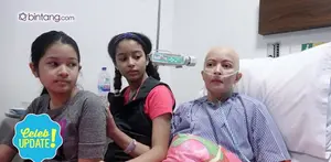 Kedua anak Yana Zein, Aurelia Callista dan Alika Pandora menjual koran dan buku bekas demi biaya pengobatan Ibunya.