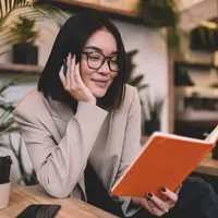 Ilustrasi perempuan menggunakan kacamata/copyrightshutterstock/GaudiLab