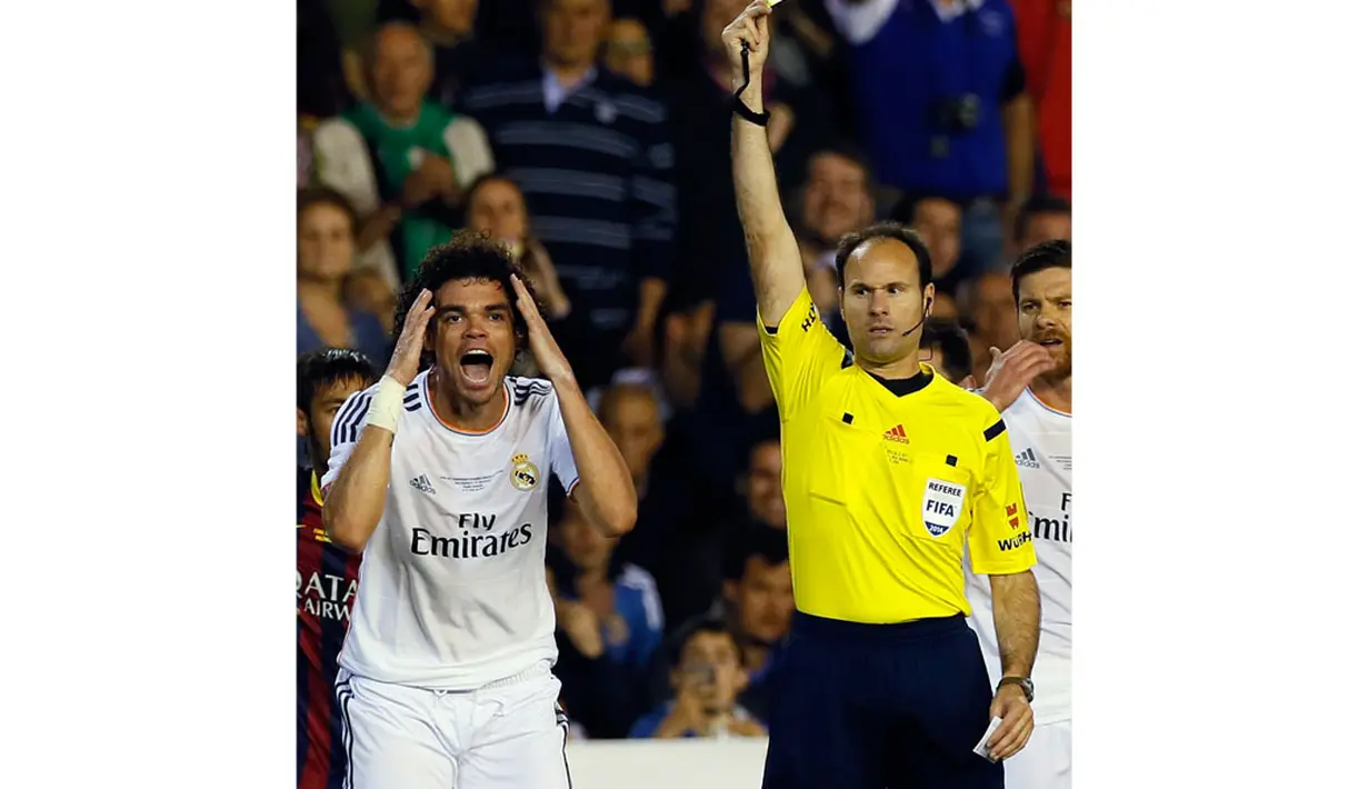Beberapa kartu kuning harus dikeluarkan wasit sepanjang laga final Piala Raja antara Barcelona melawan Real Madrid di stadion Mestalla, Valencia (17/4/2014). Salah satu yang mendapat kartu kuning adalah pemain Real Madrid, Pepe. (REUTERS/Albert Gea)