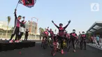 Deputy CEO Smartfren Djoko Tata Ibrahim dan peserta saat mulai start Gowes Asik Smartfren Bareng Outlet dan Distributor (Gasbro) 2020 di Tangerang Selatan, Minggu (8/11/2020). Fun bike dengan menerapkan protokol kesehatan juga diisi dengan pembagian masker kepada warga sekitar. (Liputan6.com/Pool)