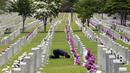 Warga Korea Selatan Park Ung-gi membungkuk di depan nisan pamannya Park Tae-son yang gugur saat Perang Korea pada peringatan Hari Pahlawan di Pemakaman Nasional Seoul, Seoul, Korea Selatan, Senin (6/6/2022). (AP Photo /Ahn Young-joon)